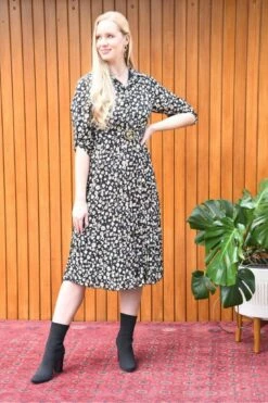 Mela London Black Ditsy Daisy Pleated Midi Dress -Yumi Clothing Shop VLaMi97n 13389